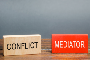Diferencia entre un árbitro y un mediador
