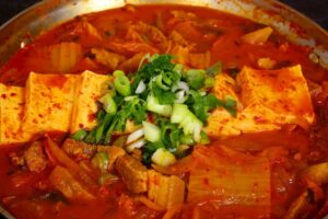 Receta de guiso de kimchi (Kimchi-jjigae) de Maangchi