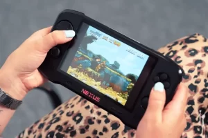 Evercade por fin muestra al Nexus Handheld en persona